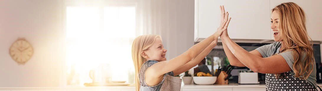 mamma e figlia in cucina